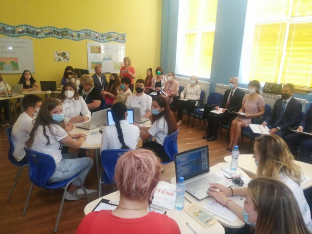 Министър Денков откри новия STEM център 4